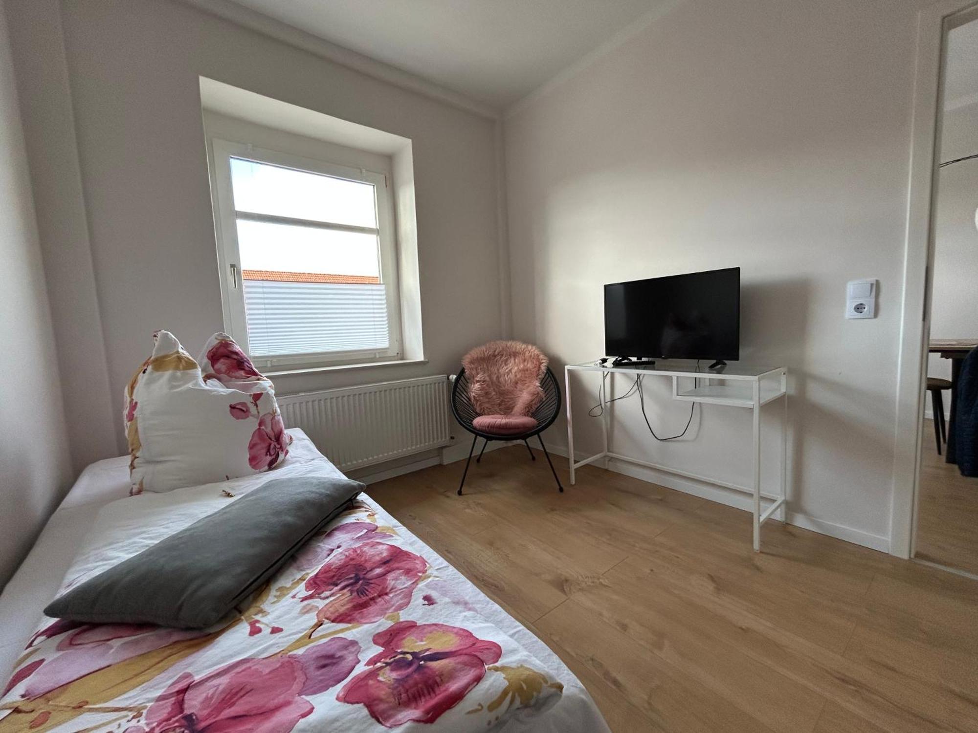Schoene Neue 4 Zimmer Wohnung Mit Sued-Balkon Bis 8 Personen Νάουμπουργκ Εξωτερικό φωτογραφία